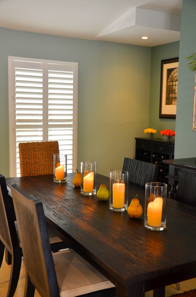 Bild på en mellanstor eklektisk matplats med öppen planlösning, med blå väggar och klinkergolv i porslin