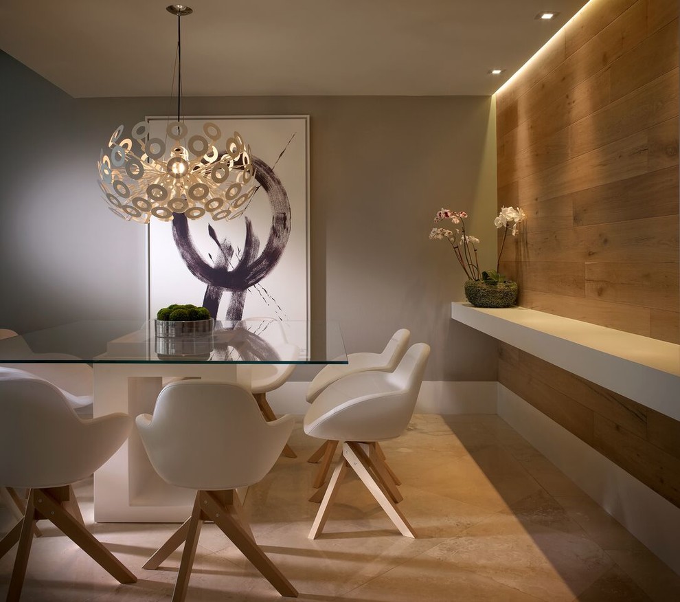 Ispirazione per una sala da pranzo aperta verso il soggiorno minimal di medie dimensioni con pareti grigie, pavimento in marmo e nessun camino