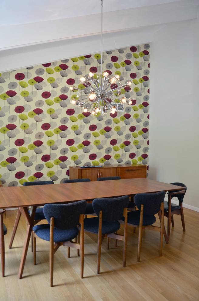 Ispirazione per una sala da pranzo aperta verso la cucina moderna di medie dimensioni con parquet chiaro e pareti multicolore