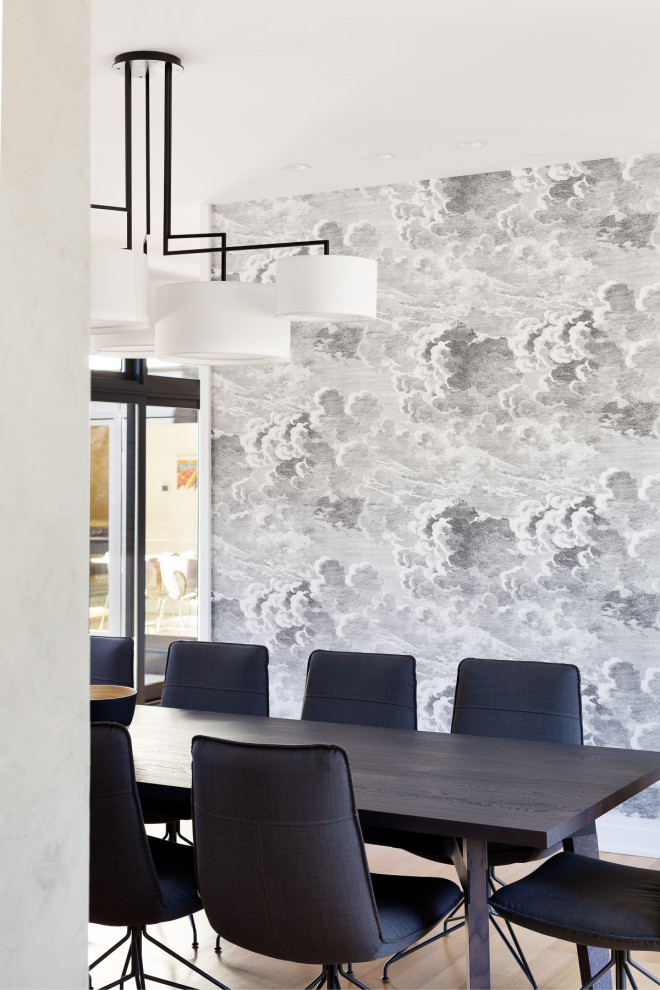 Пример оригинального дизайна: большая отдельная столовая в современном стиле с серыми стенами, светлым паркетным полом, бежевым полом и обоями на стенах