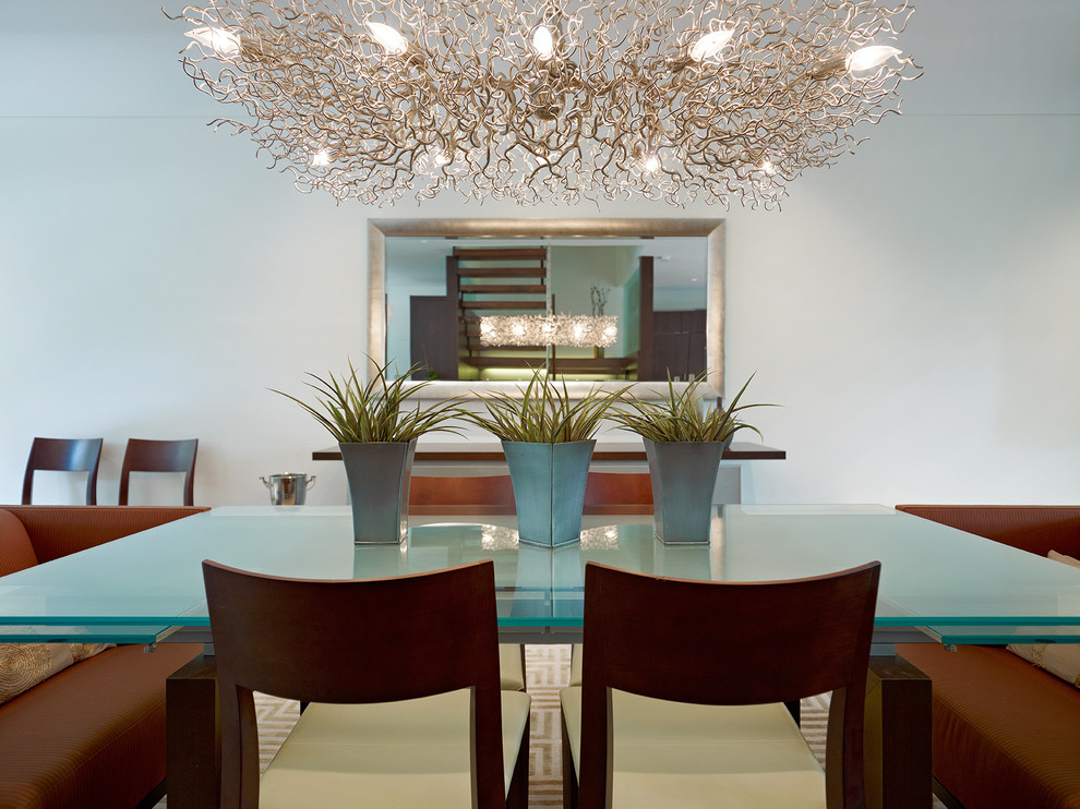 Diseño de comedor contemporáneo de tamaño medio abierto con paredes blancas y suelo de madera en tonos medios