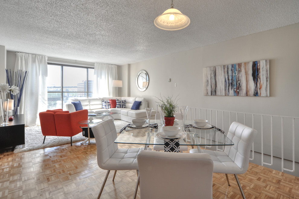 Ispirazione per una piccola sala da pranzo aperta verso il soggiorno design con pareti beige e parquet chiaro