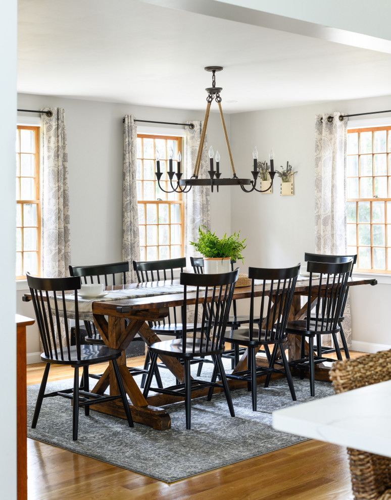 Foto di una grande sala da pranzo aperta verso la cucina tradizionale con pareti grigie, pavimento in legno massello medio e pavimento marrone