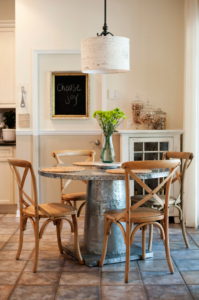 Источник вдохновения для домашнего уюта: столовая в стиле неоклассика (современная классика) с белыми стенами