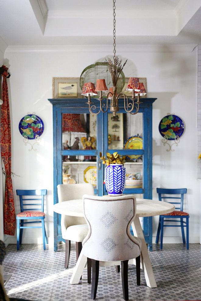 Свежая идея для дизайна: кухня-столовая в стиле фьюжн с белыми стенами и разноцветным полом - отличное фото интерьера