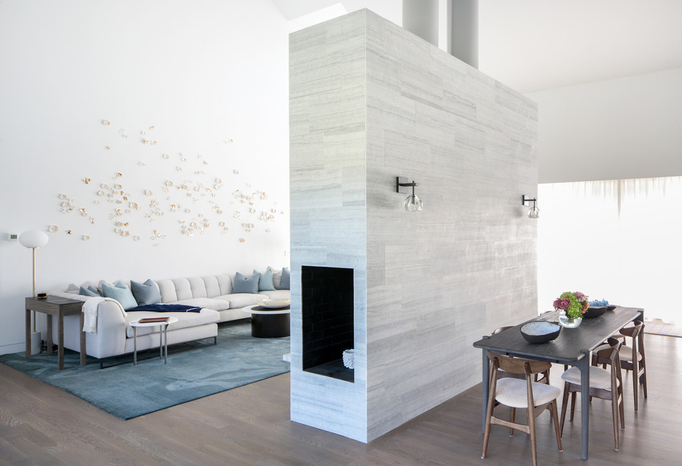 Inspiration pour une salle à manger ouverte sur le salon design de taille moyenne avec un mur beige, parquet foncé et éclairage.