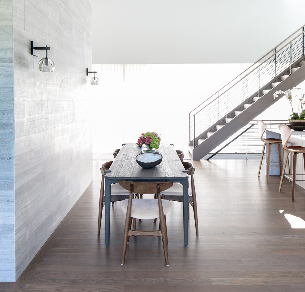 Idee per una sala da pranzo aperta verso la cucina contemporanea di medie dimensioni con pavimento in legno massello medio, nessun camino e pavimento grigio