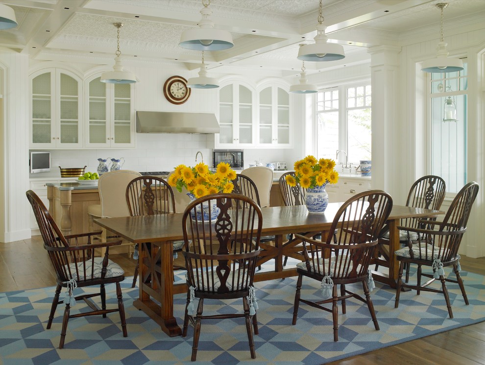 Esempio di una sala da pranzo aperta verso la cucina stile marinaro con pareti bianche