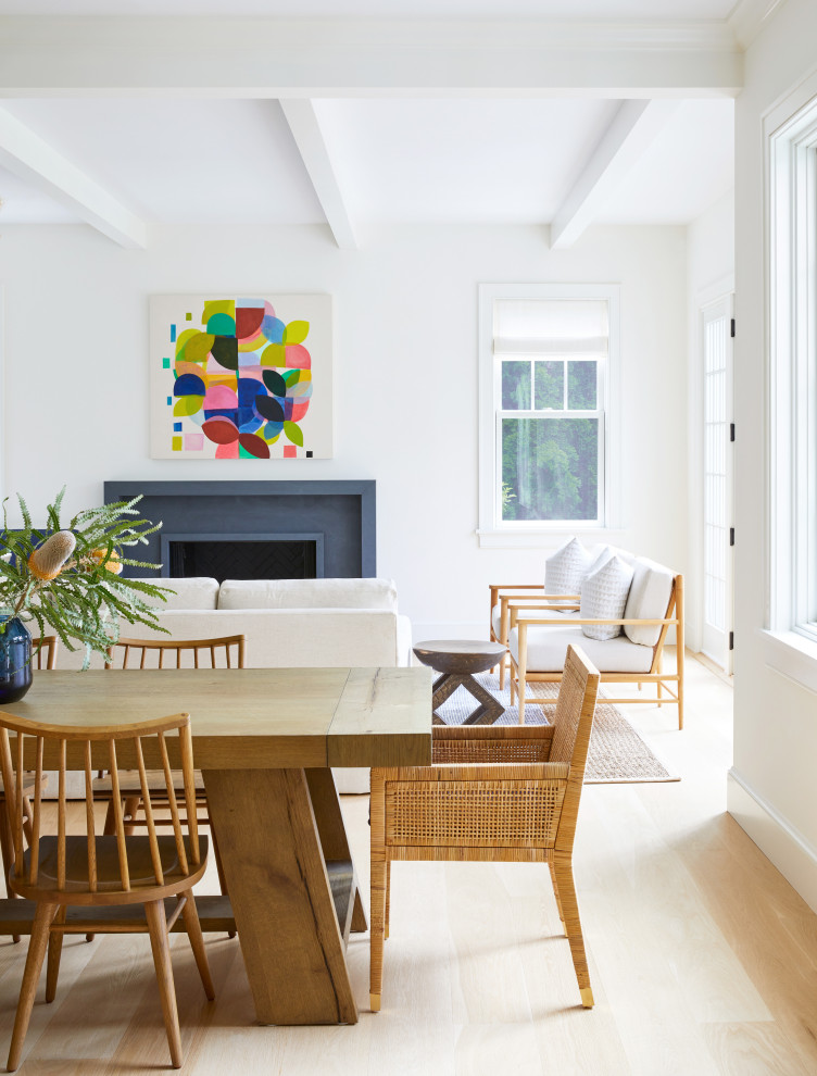Foto di una sala da pranzo aperta verso il soggiorno costiera di medie dimensioni con pareti bianche, parquet chiaro e pavimento beige