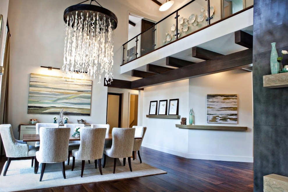 Inspiration pour une grande salle à manger ouverte sur le salon traditionnelle avec un mur blanc, un sol en bois brun, une cheminée double-face, un manteau de cheminée en métal et un sol marron.