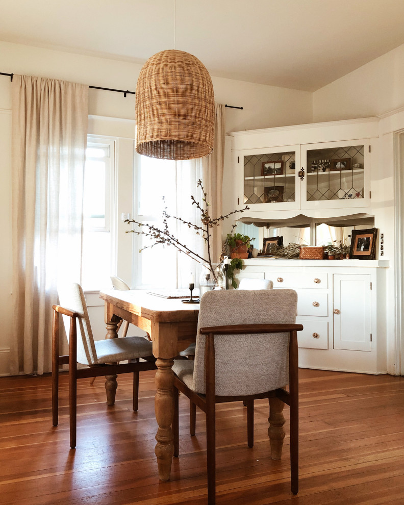 Kleine Klassische Wohnküche mit weißer Wandfarbe, braunem Holzboden und braunem Boden in Portland
