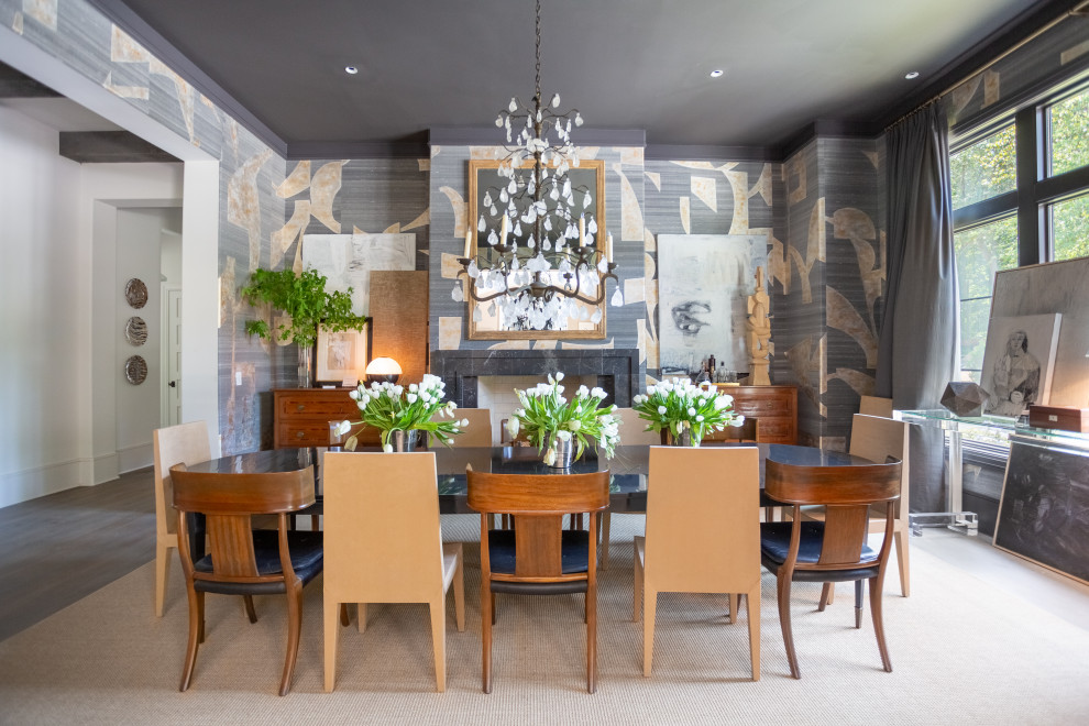 Свежая идея для дизайна: большая отдельная столовая в стиле неоклассика (современная классика) с стандартным камином, фасадом камина из камня, бежевым полом, разноцветными стенами и ковровым покрытием - отличное фото интерьера