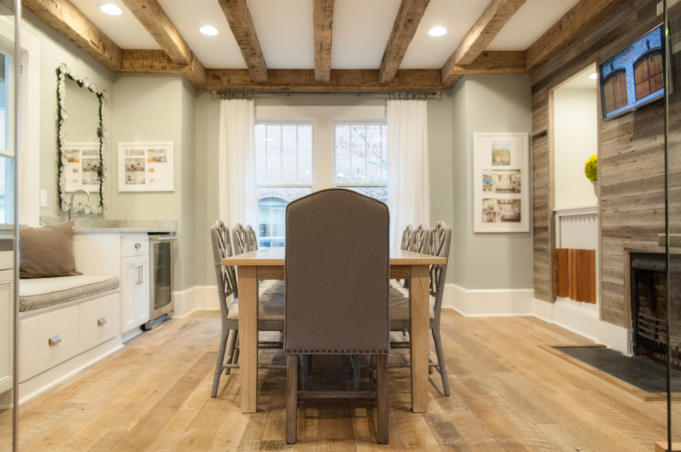Inspiration pour une salle à manger design avec parquet clair et un manteau de cheminée en bois.