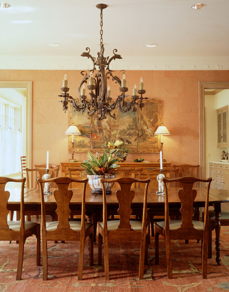 Свежая идея для дизайна: отдельная столовая в классическом стиле с оранжевыми стенами - отличное фото интерьера