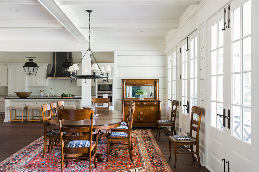 Exemple d'une salle à manger ouverte sur le salon nature avec un mur blanc, parquet foncé et un sol marron.