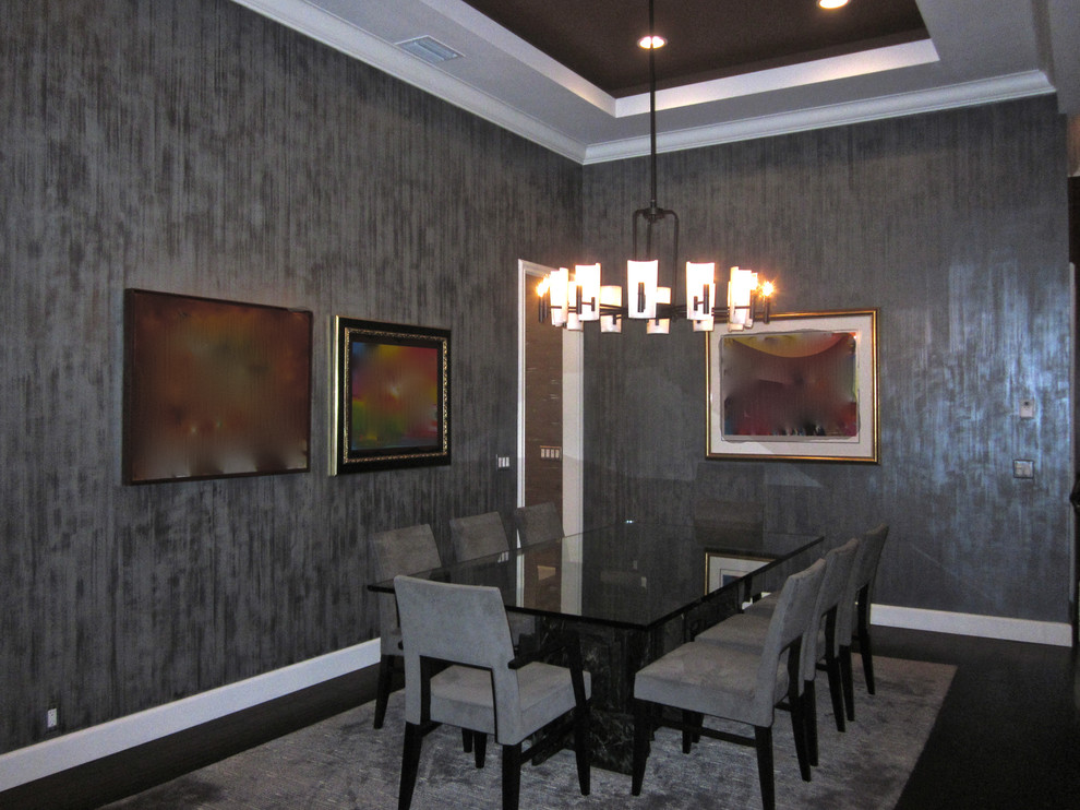 Foto på ett mycket stort funkis kök med matplats, med metallisk väggfärg och mörkt trägolv