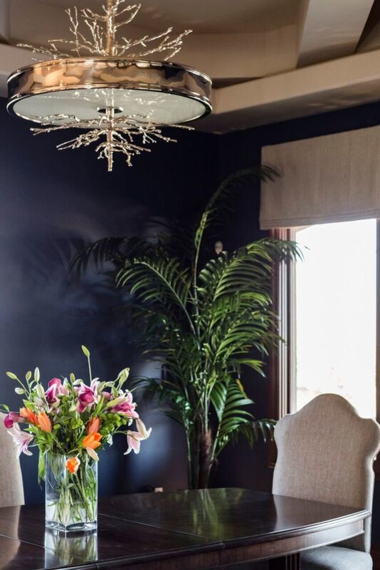 Immagine di una sala da pranzo aperta verso la cucina tradizionale di medie dimensioni con pareti blu, parquet scuro, camino classico e cornice del camino in intonaco