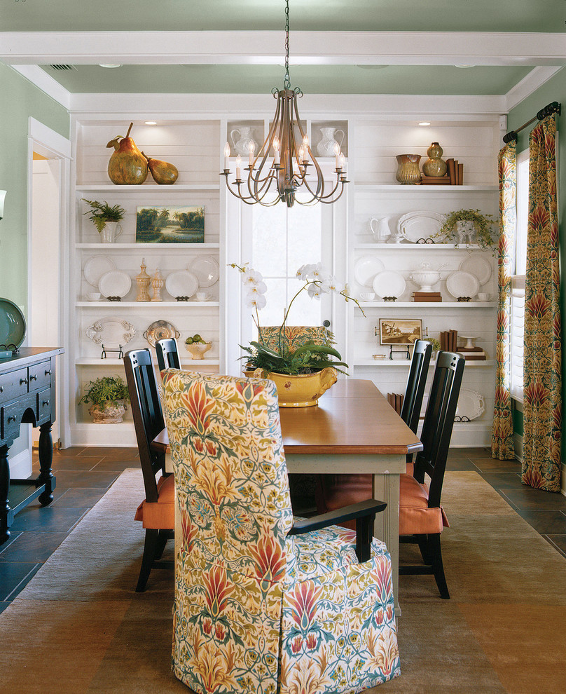 Источник вдохновения для домашнего уюта: отдельная столовая среднего размера в стиле кантри с зелеными стенами и полом из керамической плитки
