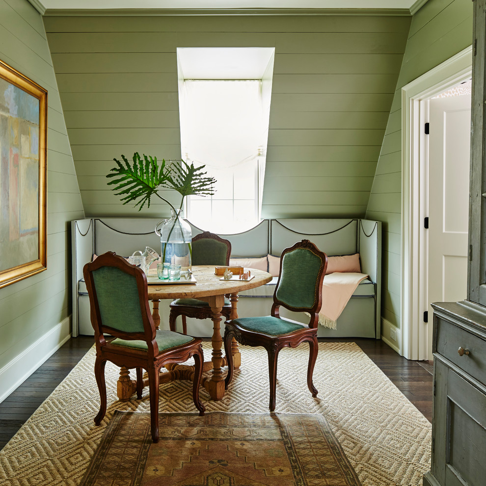 Источник вдохновения для домашнего уюта: отдельная столовая в морском стиле с зелеными стенами и темным паркетным полом без камина