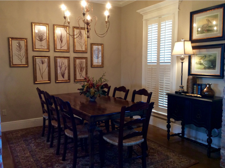 Esempio di una sala da pranzo aperta verso la cucina chic di medie dimensioni con pareti beige, parquet scuro e pavimento marrone