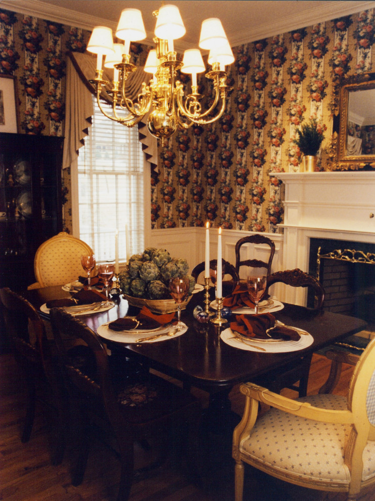 Источник вдохновения для домашнего уюта: большая отдельная столовая в классическом стиле с разноцветными стенами, паркетным полом среднего тона, стандартным камином, фасадом камина из кирпича и коричневым полом