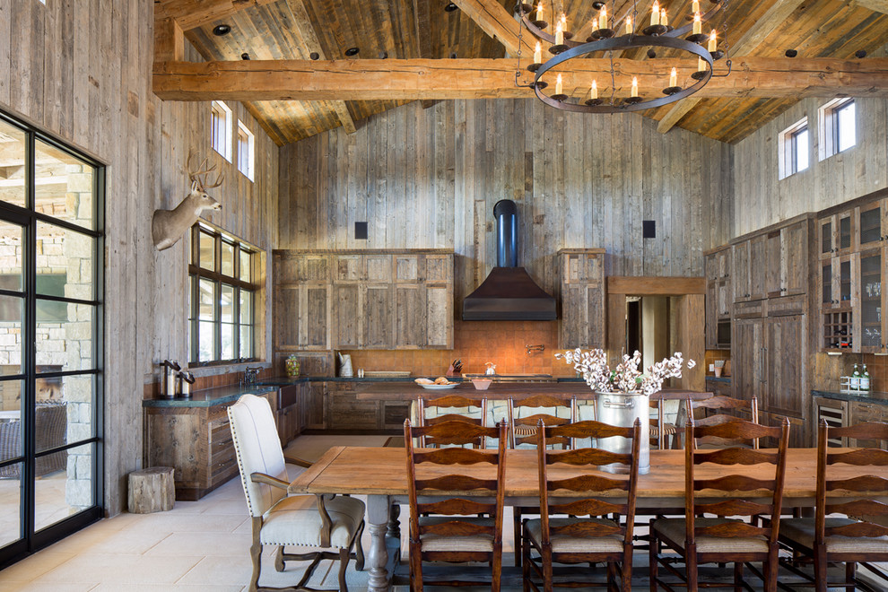 Foto di una grande sala da pranzo aperta verso la cucina stile rurale con pareti marroni