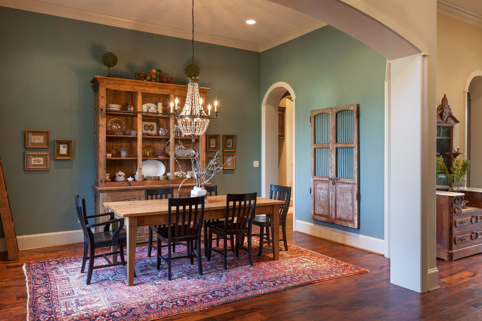 Immagine di una sala da pranzo classica con pareti blu e parquet scuro