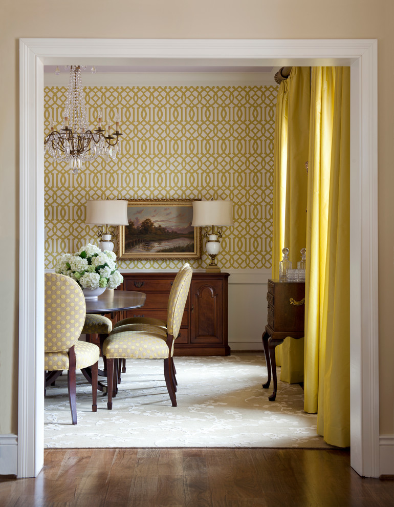 Geschlossenes, Mittelgroßes Klassisches Esszimmer mit gelber Wandfarbe und braunem Holzboden in Little Rock