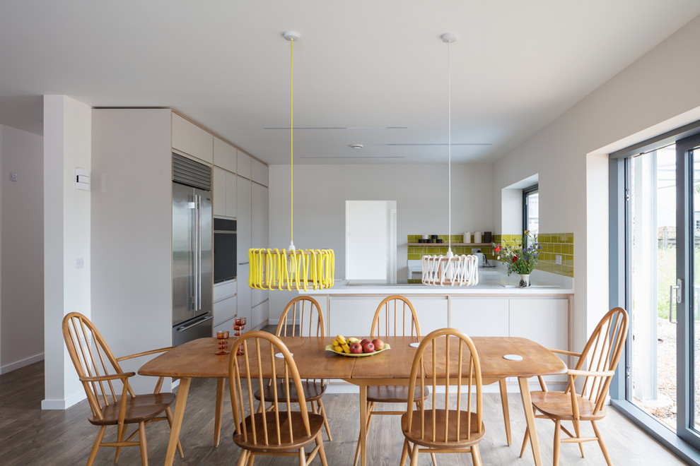 Идея дизайна: кухня-столовая среднего размера в современном стиле с белыми стенами и светлым паркетным полом без камина