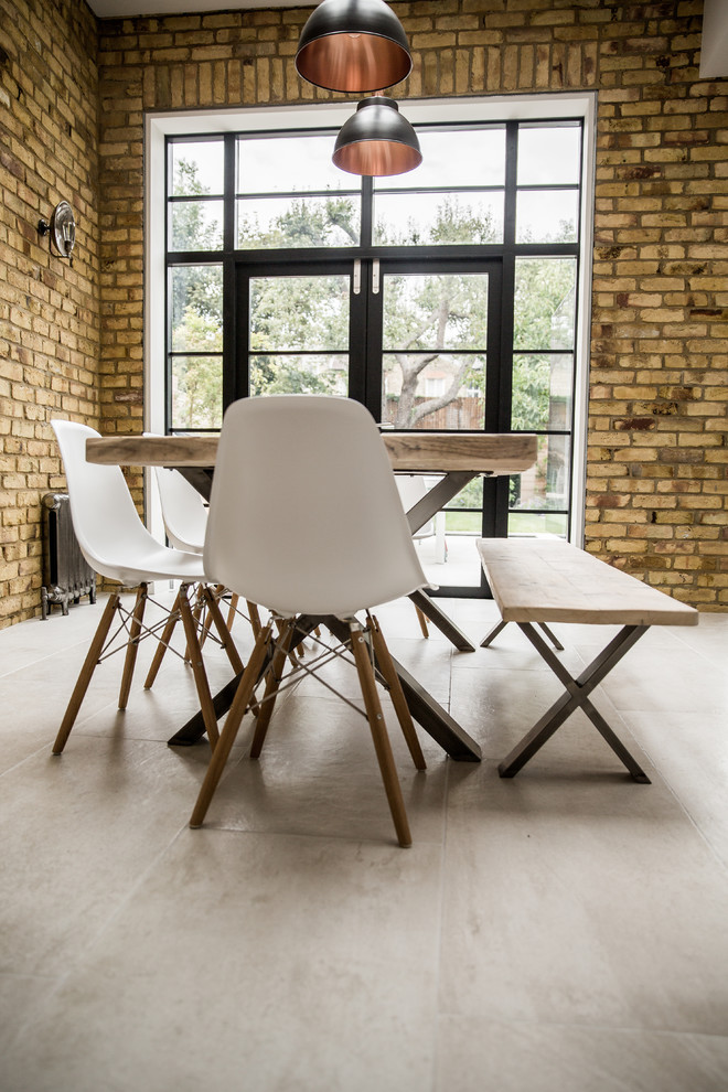 Example of a minimalist dining room design in London