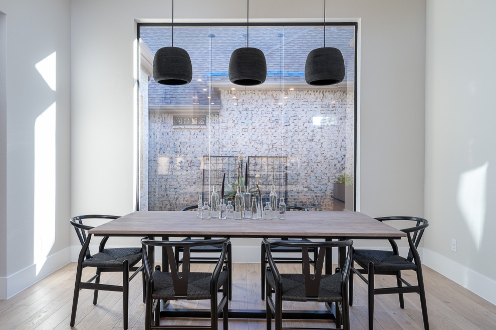Пример оригинального дизайна: отдельная столовая в стиле неоклассика (современная классика) с серыми стенами и светлым паркетным полом без камина