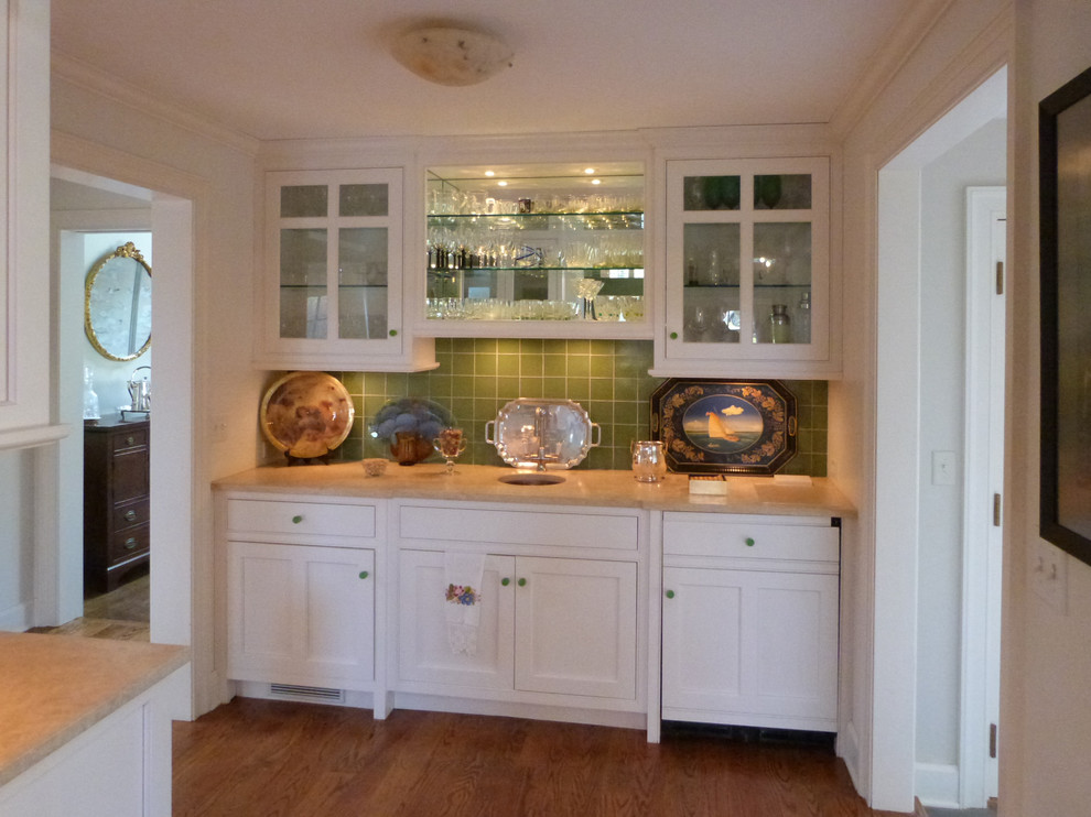 Foto di una sala da pranzo aperta verso la cucina classica di medie dimensioni con pareti bianche e pavimento in legno massello medio