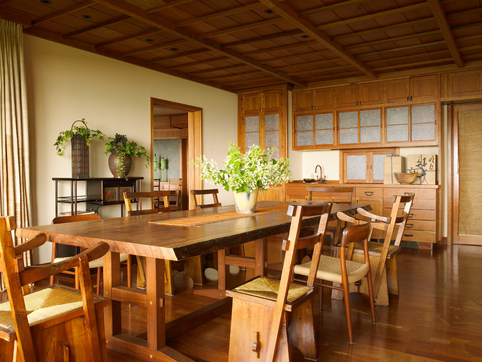 Ejemplo de comedor asiático con paredes beige y suelo de madera en tonos medios