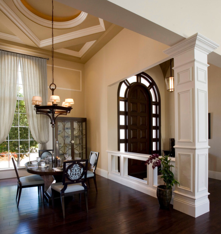 Inspiration pour une salle à manger ouverte sur le salon traditionnelle de taille moyenne avec un mur beige, parquet foncé, une cheminée standard et un sol marron.