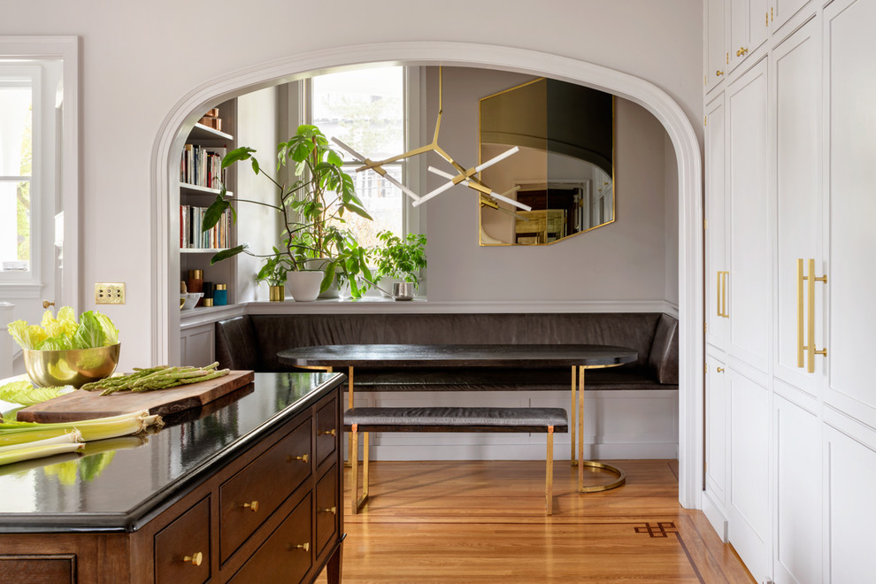 Imagen de comedor de cocina clásico renovado con paredes grises, suelo de madera en tonos medios y suelo marrón
