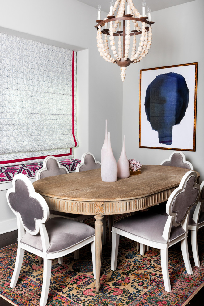 Aménagement d'une salle à manger classique avec un mur gris, parquet foncé et un sol marron.