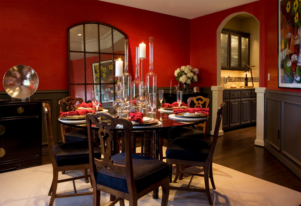 Inspiration pour une salle à manger traditionnelle de taille moyenne et fermée avec un mur rouge, parquet foncé et aucune cheminée.