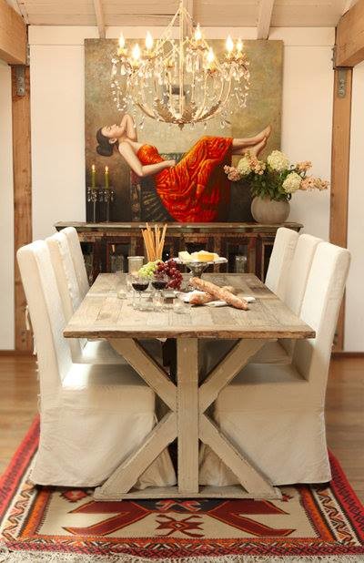 Imagen de comedor de estilo americano de tamaño medio cerrado sin chimenea con paredes blancas y suelo de madera clara