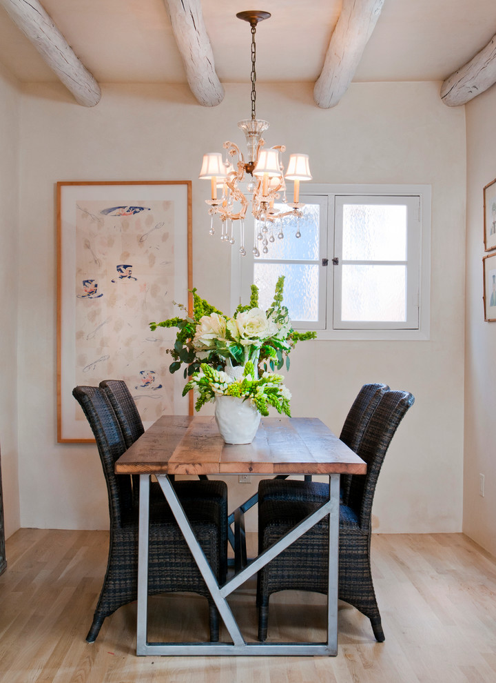 Esempio di una sala da pranzo american style di medie dimensioni con pareti beige e parquet chiaro
