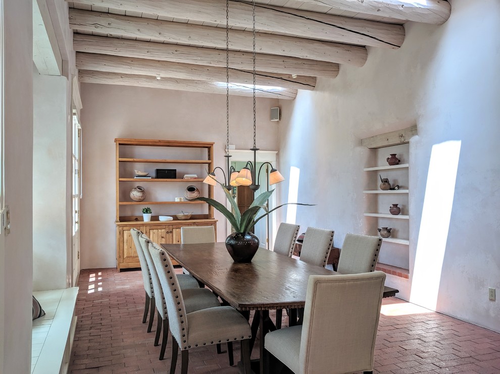 Esempio di una sala da pranzo stile americano di medie dimensioni e chiusa con pareti beige, pavimento in mattoni, pavimento marrone e nessun camino