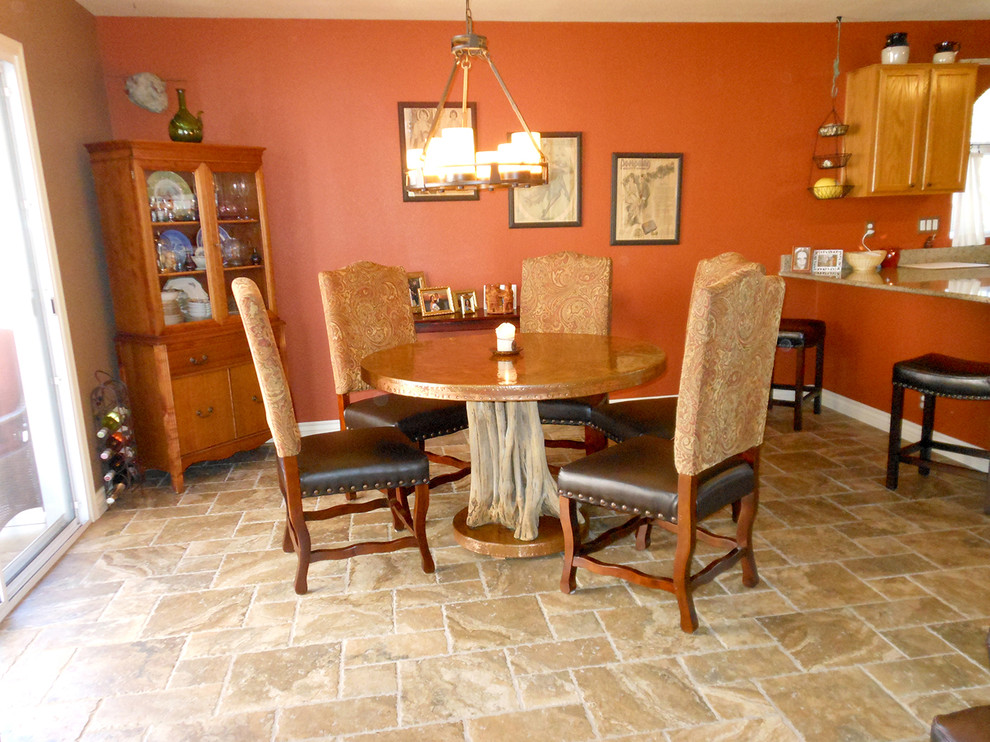 Cette image montre une salle à manger ouverte sur la cuisine sud-ouest américain de taille moyenne avec un mur orange, un sol en carrelage de céramique et aucune cheminée.