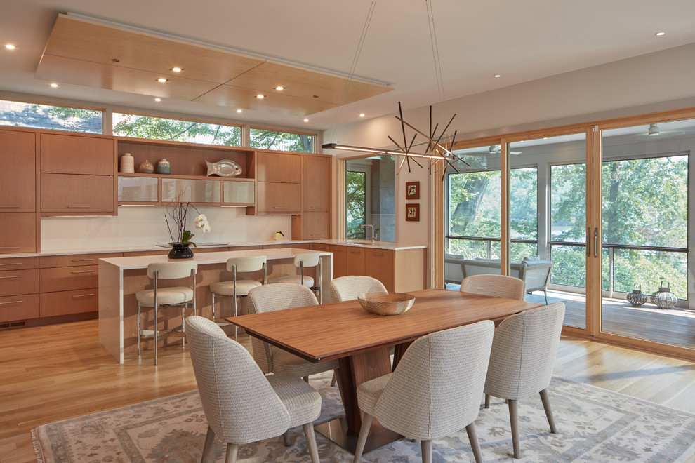 Idées déco pour une salle à manger ouverte sur la cuisine contemporaine avec un mur blanc, un sol en bois brun et un sol marron.