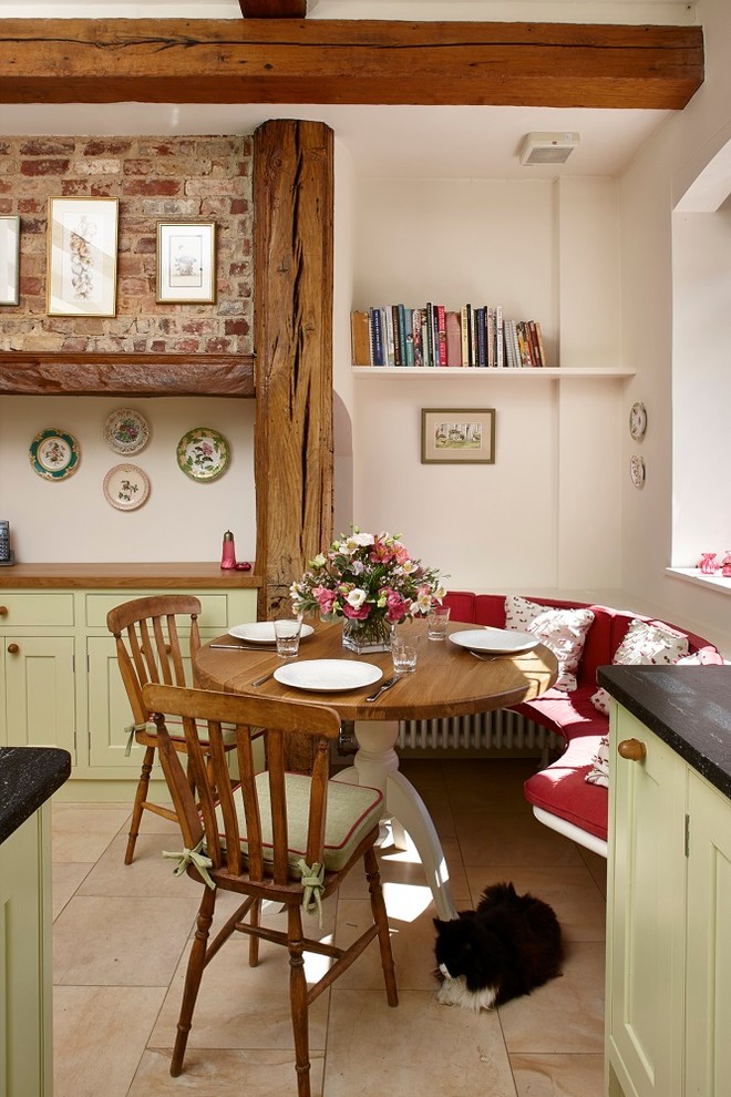 Идея дизайна: маленькая кухня-столовая в стиле кантри с полом из известняка и бежевыми стенами для на участке и в саду