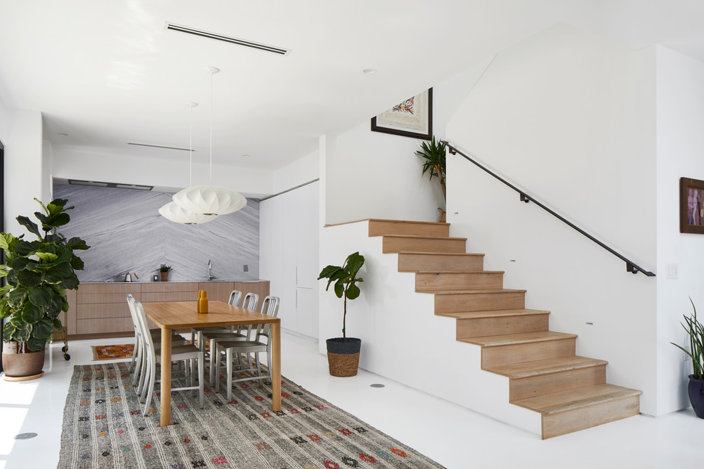 Moderne Wohnküche ohne Kamin mit weißer Wandfarbe und weißem Boden in Austin