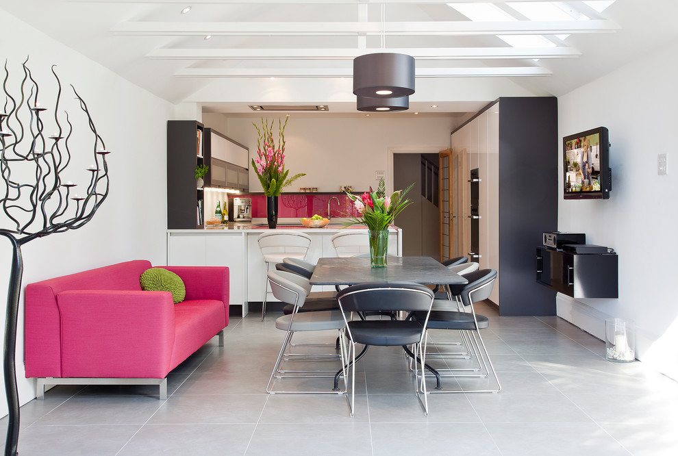 Immagine di una sala da pranzo aperta verso il soggiorno contemporanea con pareti bianche, pavimento con piastrelle in ceramica e pavimento grigio