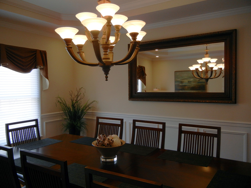 Idées déco pour une grande salle à manger ouverte sur la cuisine classique avec un mur beige et un sol en bois brun.