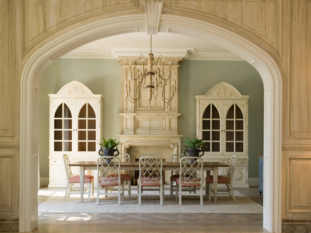 Imagen de comedor clásico grande abierto con paredes blancas y suelo de madera clara