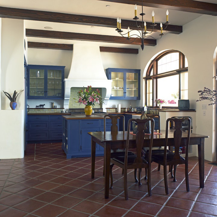 Esempio di una sala da pranzo mediterranea con pavimento marrone