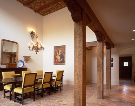 Imagen de comedor de cocina mediterráneo grande sin chimenea con paredes beige y suelo de baldosas de terracota
