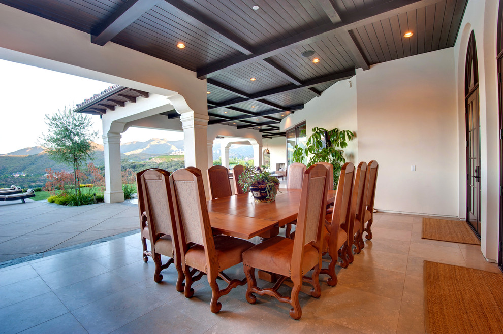 This is an example of a contemporary dining room in Los Angeles.
